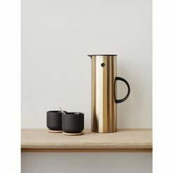 Bestes Angebot ???? Stelton EM77 Isolierkanne - 1 Liter - 30x17x10,5 Cm - Brushed Brass ???? 5 Bestes Angebot ???? Stelton EM77 Isolierkanne - 1 Liter - 30x17x10,5 Cm - Brushed Brass ???? -24 Bottles Geschäft unnamed file 1275