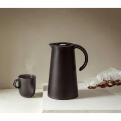 Angebote ???? Eva Solo Rise Isolierkanne - 1 Liter - Black ⭐ 8 Angebote ???? Eva Solo Rise Isolierkanne - 1 Liter - Black ⭐ -24 Bottles Geschäft unnamed file 1311