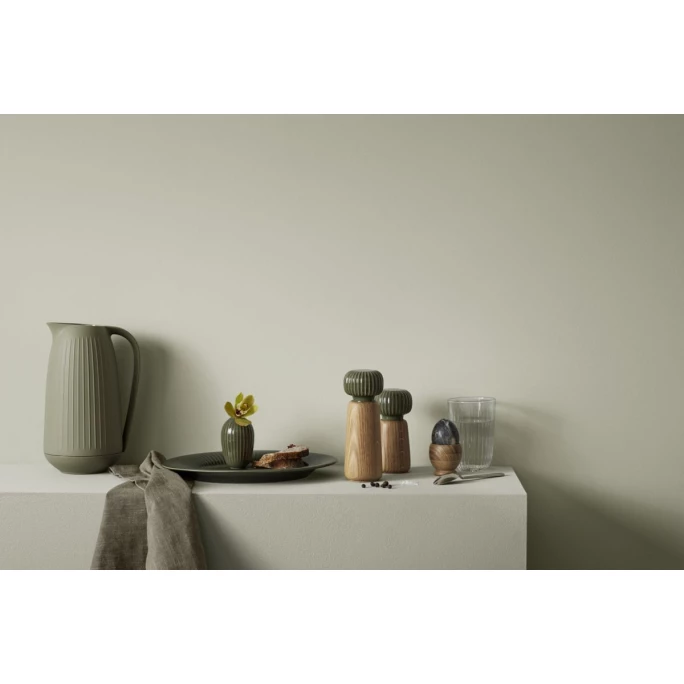 Angebote ???? Kähler Design ???? Hammershøi Isolierkanne - 1 Liter - Ø 12,5 Cm - Höhe: 23,5 Cm - Olivgrün ❤️ 2 Angebote ???? Kähler Design ???? Hammershøi Isolierkanne - 1 Liter - Ø 12,5 Cm - Höhe: 23,5 Cm - Olivgrün ❤️ – Bild 2