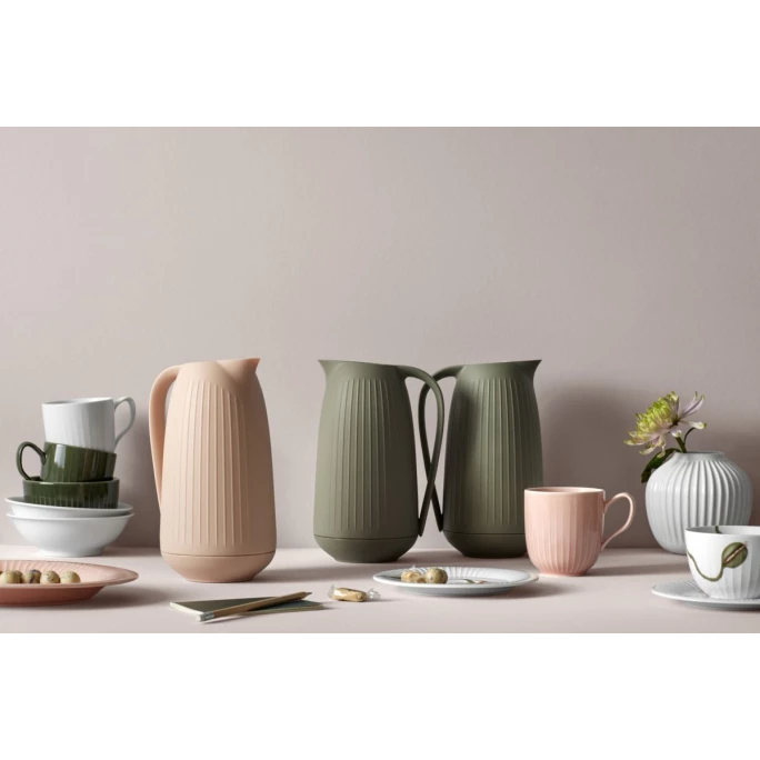 Blitzangebot 🎁 Kähler Design 🔨 Hammershøi Isolierkanne - 1 Liter - Ø 12,5 Cm - Höhe: 23,5 Cm - Nude 🥰 5 Blitzangebot 🎁 Kähler Design 🔨 Hammershøi Isolierkanne - 1 Liter - Ø 12,5 Cm - Höhe: 23,5 Cm - Nude 🥰 – Bild 5