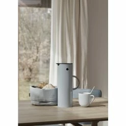 Großhandel ???? Stelton EM77 Isolierkanne - 1 Liter - Cloud ???? -24 Bottles Geschäft unnamed file 1384